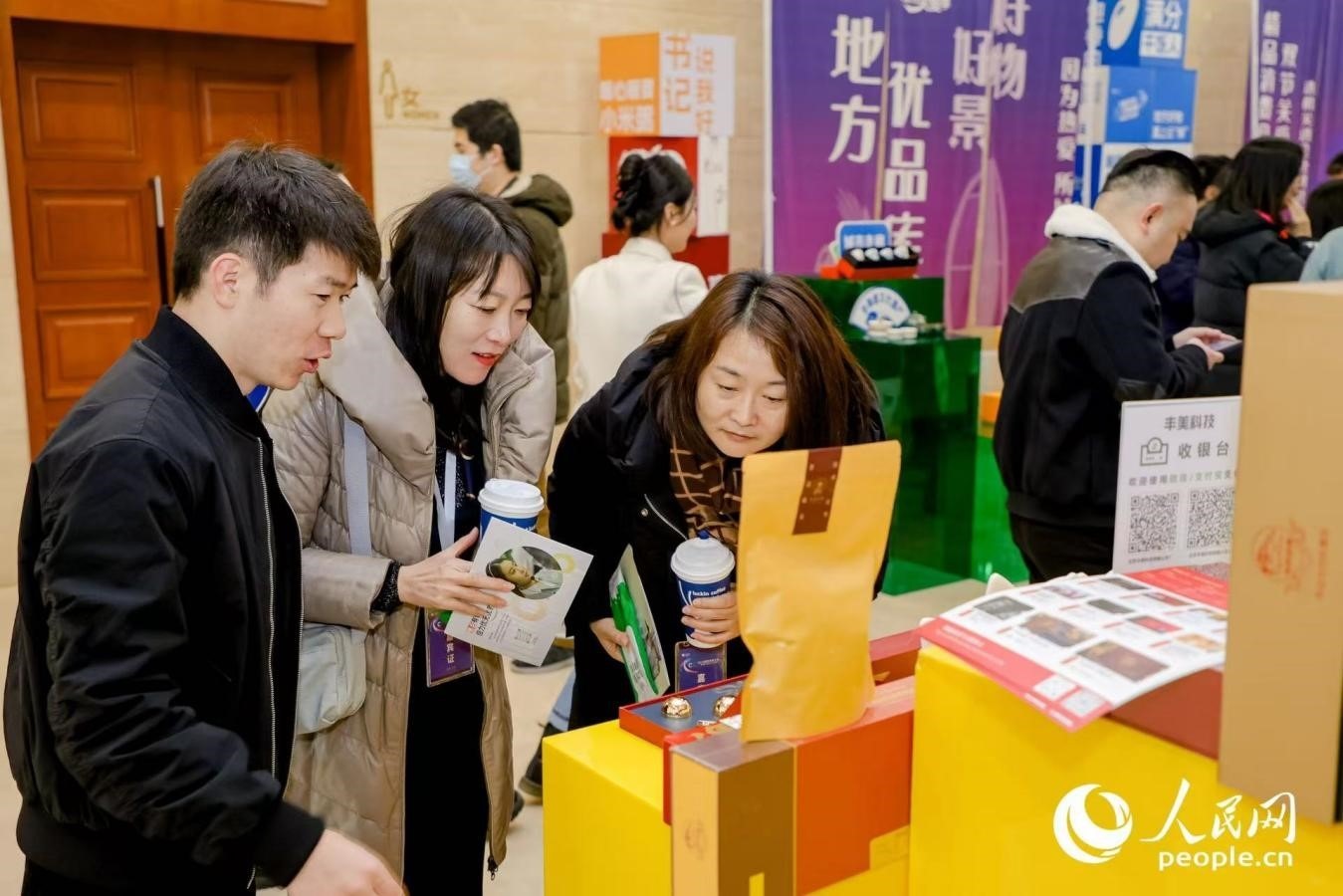 “精品消費(fèi)月·雙節(jié)關(guān)愛季”專項(xiàng)工作首站活動(dòng)現(xiàn)場。