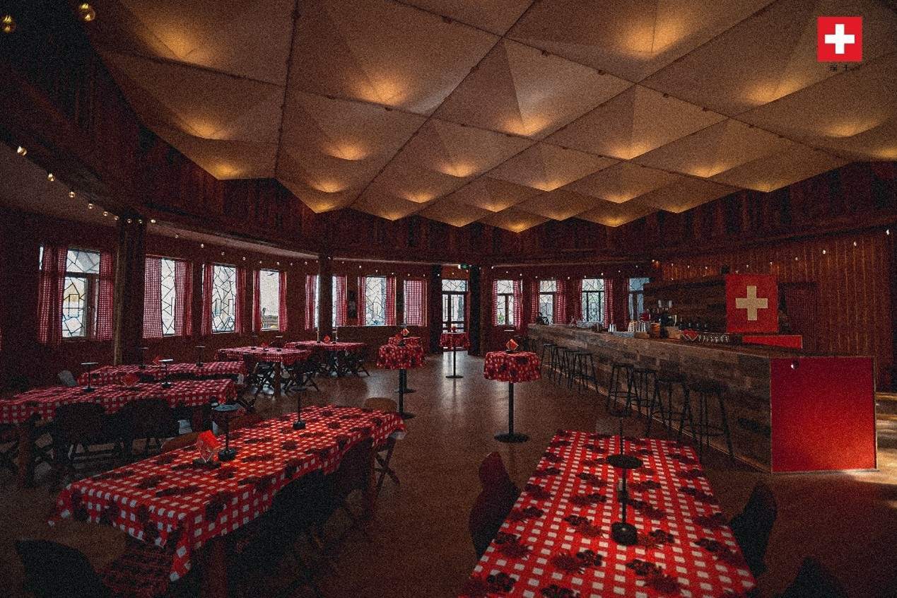 瑞士小木屋內(nèi)飾采用瑞士紅、森林棕與雪山白三種主色調(diào)，營(yíng)造出自然與現(xiàn)代交融的氛圍。瑞士使館供圖