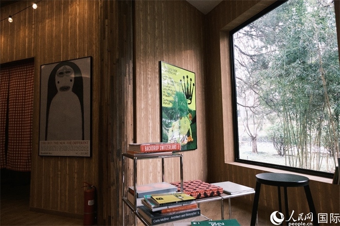 小木屋室內(nèi)一角體現(xiàn)出時(shí)尚簡(jiǎn)約的瑞士元素。人民網(wǎng) 實(shí)習(xí)生黃睿攝