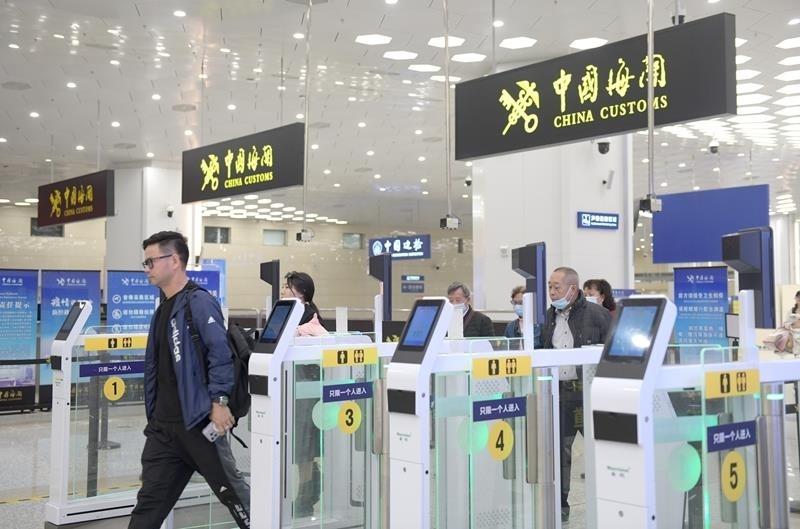 △2024年2月29日，旅客從橫琴口岸過關(guān)。