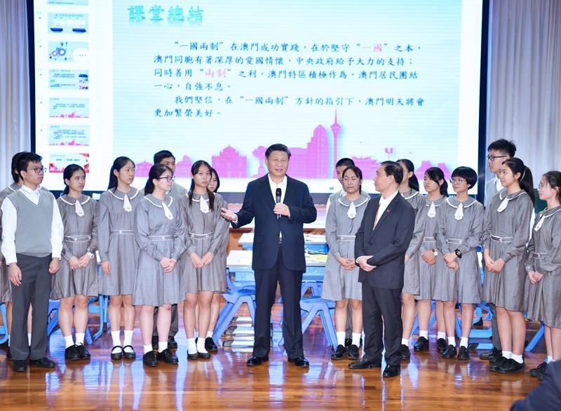 △2019年12月19日，在濠江中學附屬英才學校觀摩以“‘一國兩制’與澳門”為題的中國歷史公開課后，習近平主席走到學生中間即席發(fā)表重要講話。