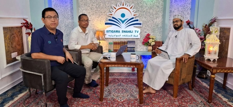 牛曉兵主任參與當(dāng)?shù)仉娨暸_(tái)訪談。中國(guó)援桑醫(yī)療隊(duì)供圖