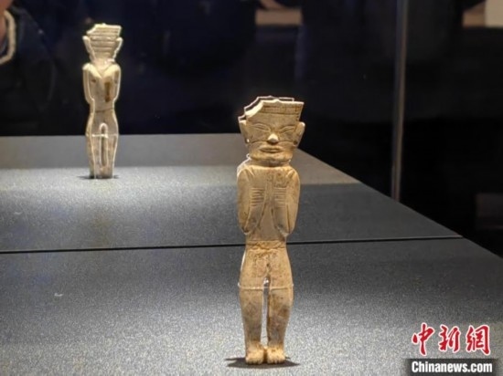 12月14日，“文明先鋒—凌家灘文化玉器展”在故宮博物院文華殿開幕。圖為展覽現(xiàn)場的立姿玉人。 中新社記者 應(yīng)妮 攝