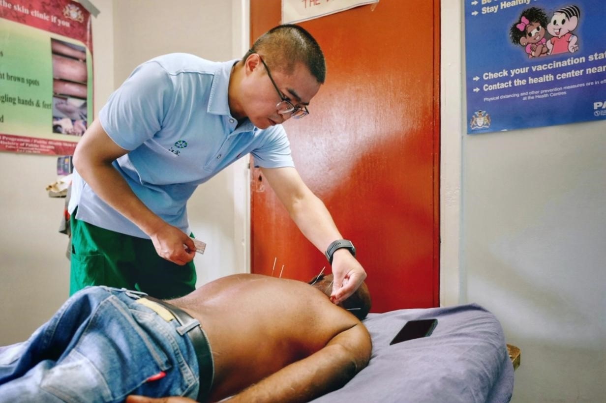 第20期中國（江蘇）援圭亞那醫(yī)療隊(duì)在圭偏遠(yuǎn)的林登高速社區(qū)開展義診。中國援圭醫(yī)療隊(duì)供圖