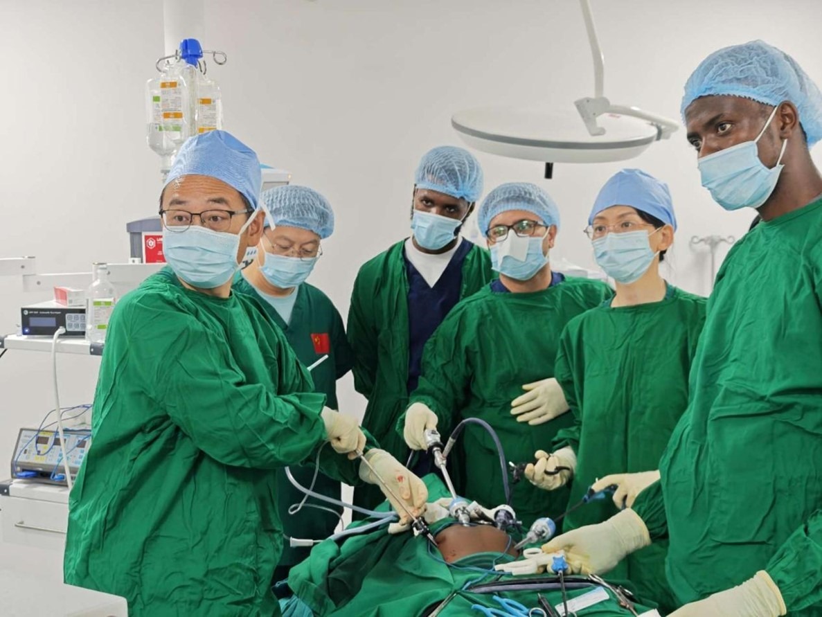 中外醫(yī)師合作進(jìn)行腹腔鏡手術(shù)。中國(guó)援桑醫(yī)療隊(duì)供圖