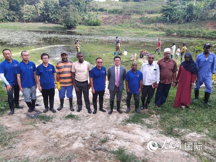 滅螺現(xiàn)場。施亮攝