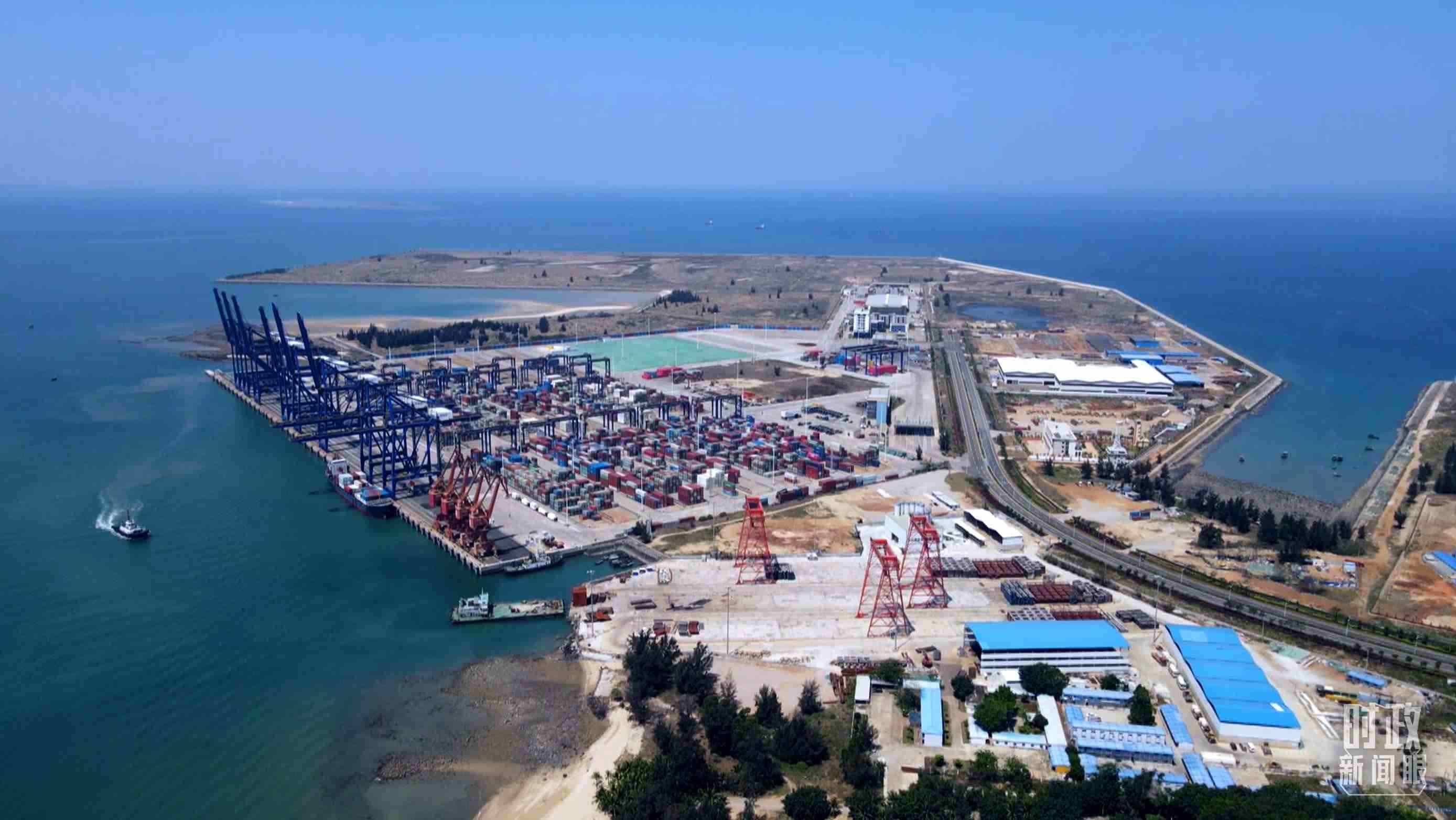 俯瞰海南洋浦港口。（總臺記者葉飛拍攝）