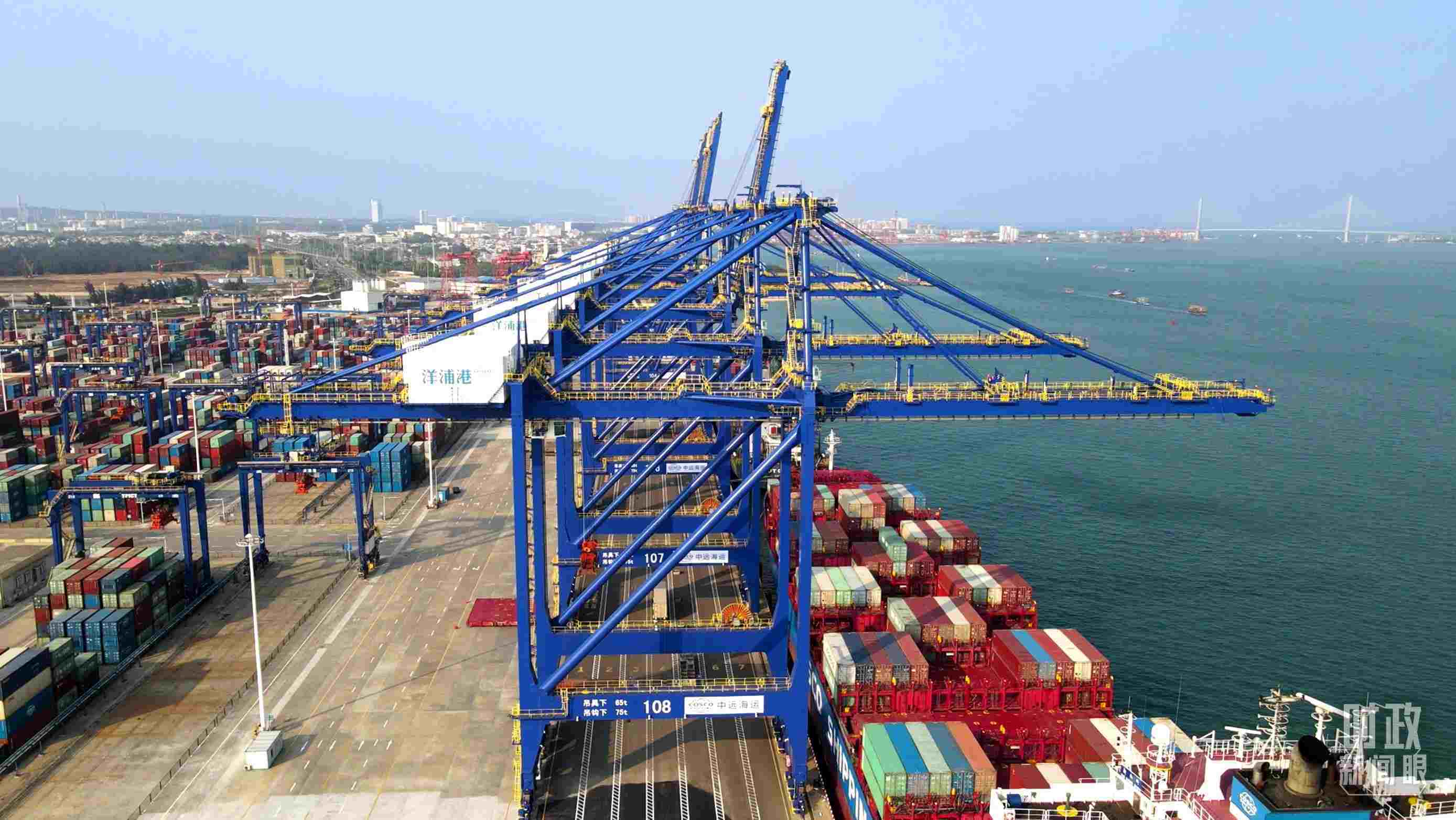 海南洋浦國際集裝箱碼頭小鏟灘港區(qū)。（總臺央視記者彭漢明拍攝）