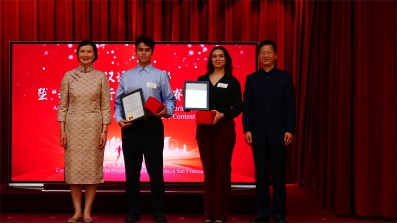 駐舊金山總領事張建敏及其夫人鄭心為選手頒獎。李鑫江攝