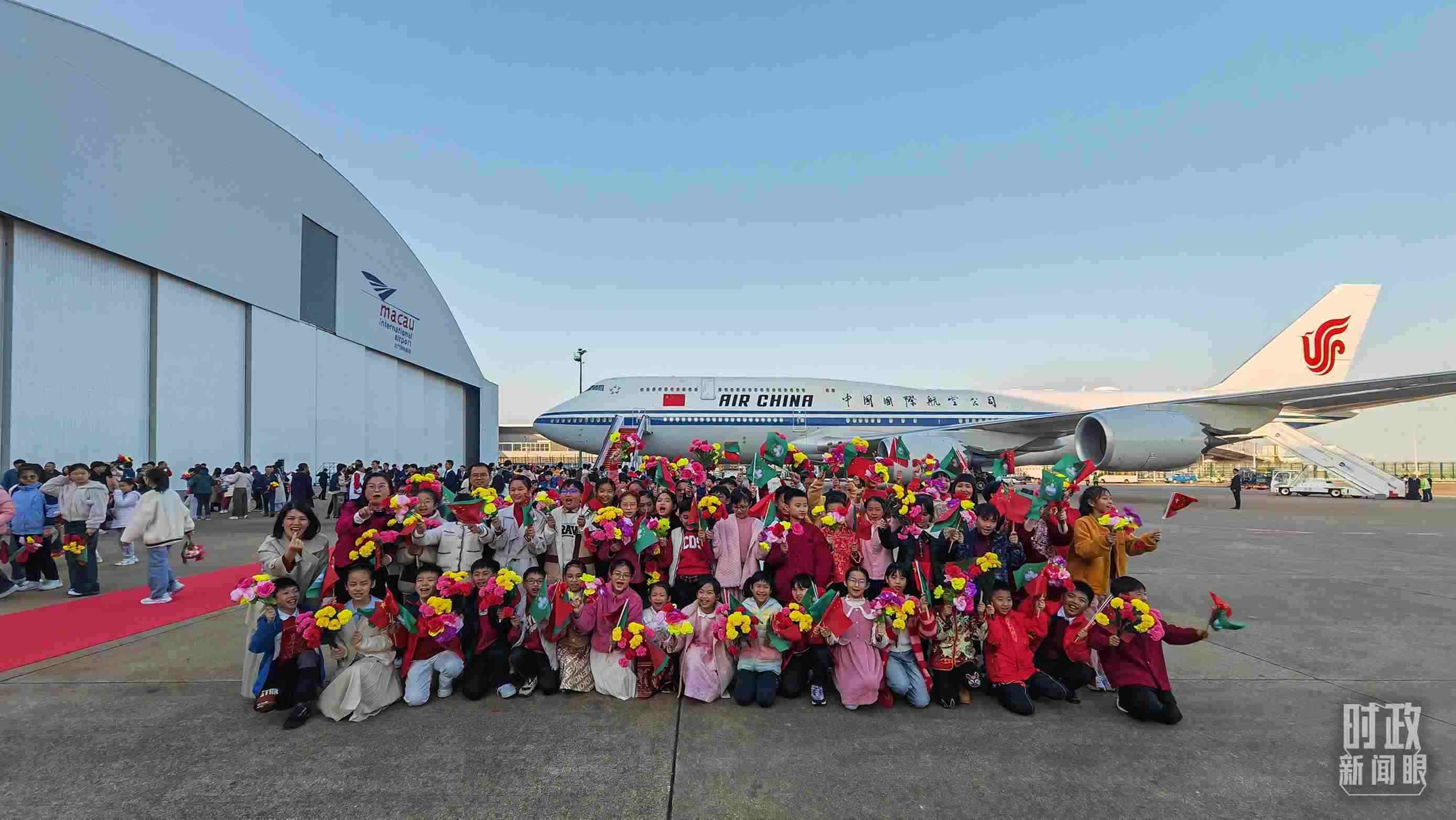 △歡迎儀式后，歡迎人群合影留念。（總臺(tái)央視記者劉琦拍攝）