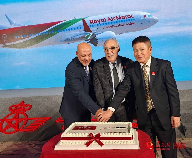 中摩雙方嘉賓共同切蛋糕，慶祝兩國(guó)直飛復(fù)航。人民網(wǎng)記者 李琰攝