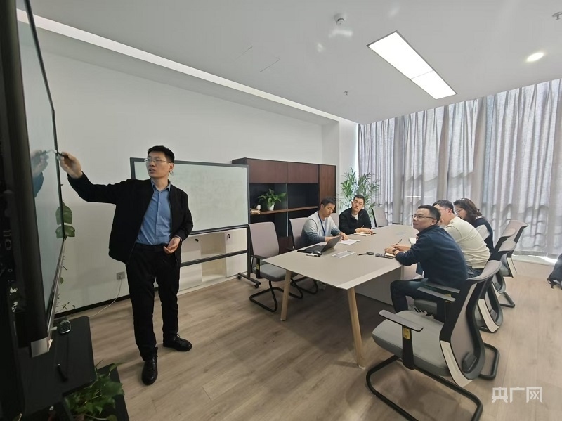 陳平平和團(tuán)隊(duì)成員在研討室討論(央廣網(wǎng)記者 王錫斐 攝)