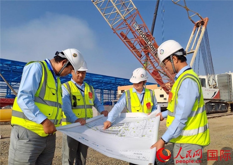 管理團(tuán)隊(duì)現(xiàn)場(chǎng)查看項(xiàng)目進(jìn)展。人民網(wǎng)記者 管克江攝