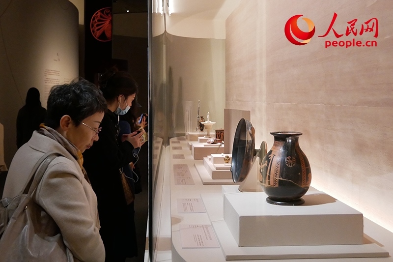 11月13日，觀眾正在國博參觀“美的多元——古希臘的藝術(shù)與生活”展。人民網(wǎng)記者 韋衍行攝