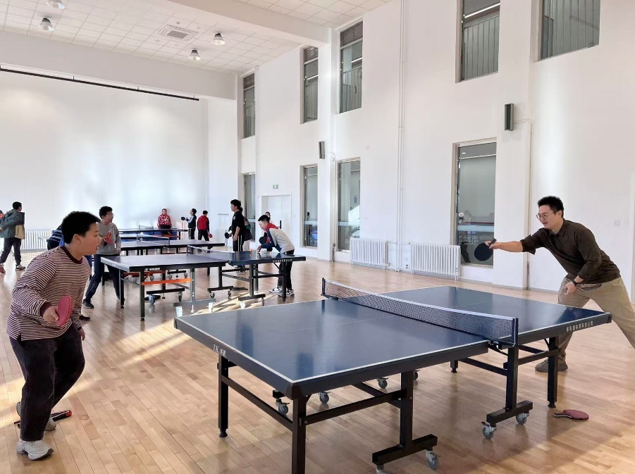 老師和學(xué)生在課間打乒乓球。人民網(wǎng) 白炅攝