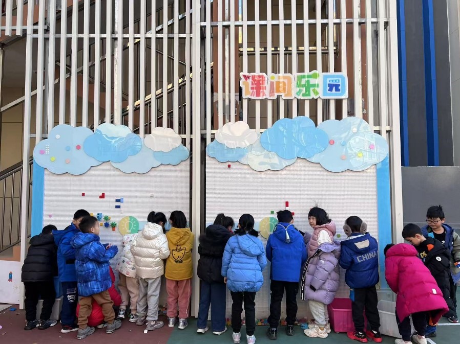 學(xué)生們在課間樂園玩拼圖。人民網(wǎng) 白炅攝