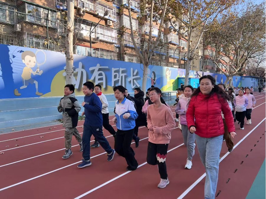 學(xué)生們在班主任陪同下跑步。人民網(wǎng) 白炅攝