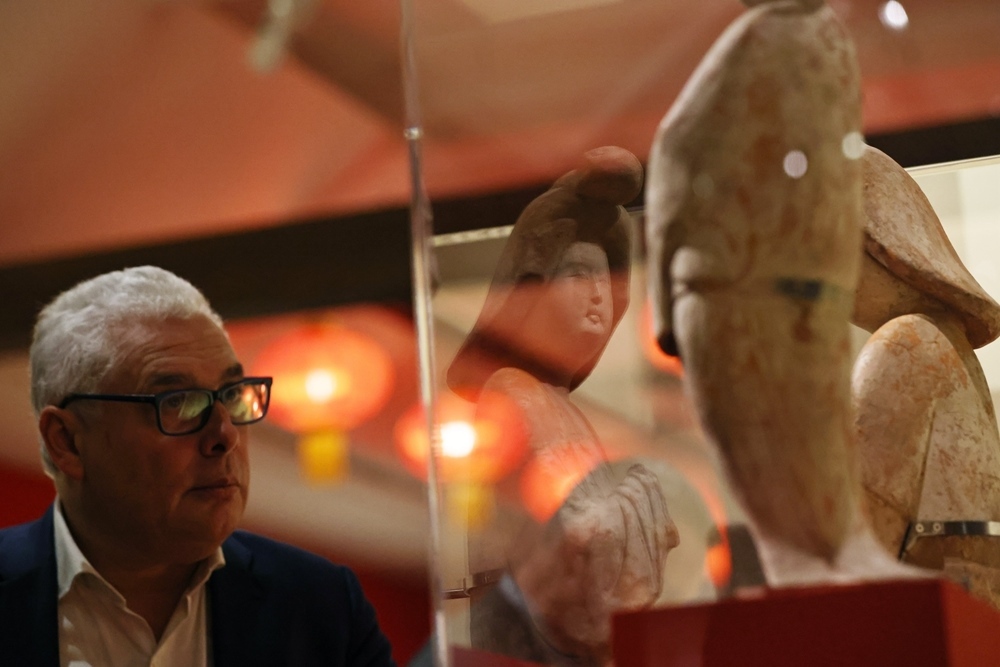 2024年11月18日，在位于法國巴黎的吉美國立亞洲藝術(shù)博物館，一名觀眾參觀“中國·唐——一個多元開放的朝代（7至10世紀(jì)）”展覽。新華社記者 高靜 攝