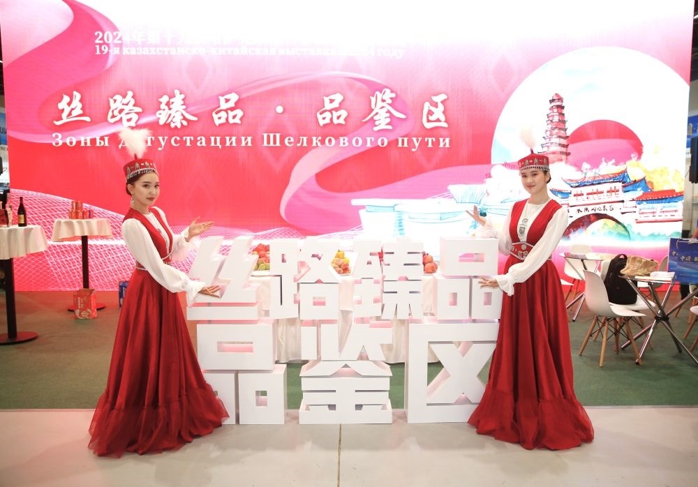 2024年8月23日，在哈薩克斯坦阿斯塔納，身著民族服飾的工作人員在第十九屆哈薩克斯坦—中國商品展覽會上歡迎觀展民眾。新華社發(fā)（奧斯帕諾夫攝）