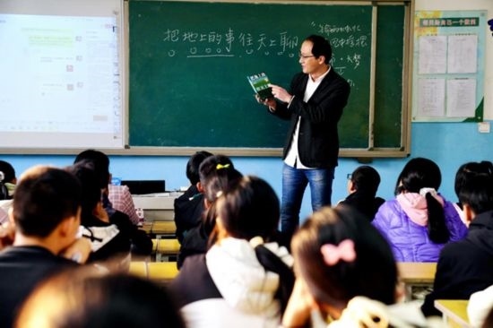 宋飛在為北冶中學的學生上課(肖旭云 攝)