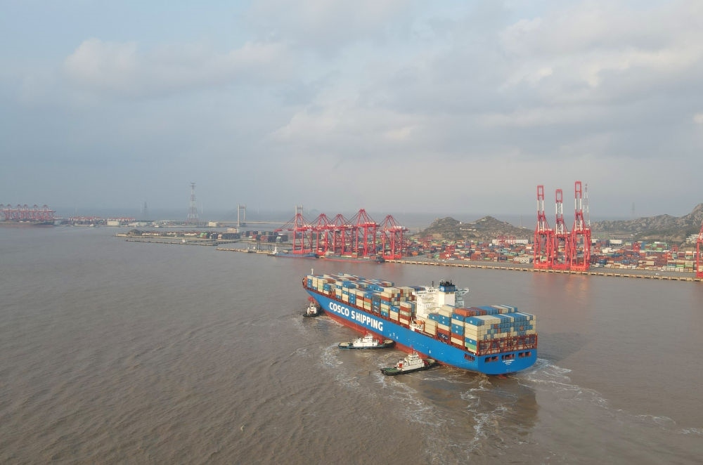 “新上海”輪抵達洋山港，這是自秘魯錢凱港開港后首個“錢凱—上?！闭胶酱危?024年12月18日攝，無人機照片）。新華社記者 方喆 攝