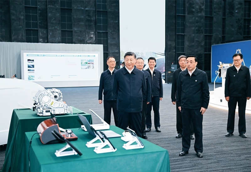 2024年10月17日至18日，中共中央總書(shū)記、國(guó)家主席、中央軍委主席習(xí)近平在安徽考察。這是17日下午，習(xí)近平在合肥濱湖科學(xué)城察看安徽省重大科技創(chuàng)新成果集中展示。 新華社記者 謝環(huán)馳/攝