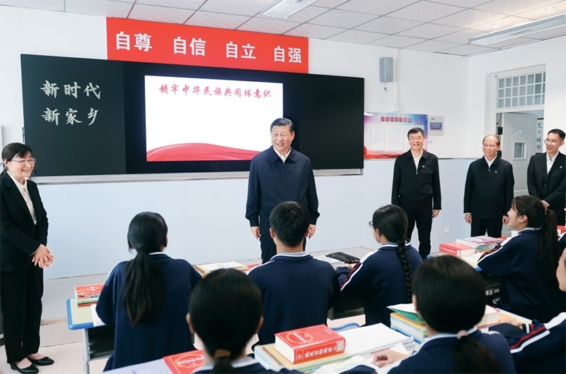 2024年6月18日至19日，中共中央總書(shū)記、國(guó)家主席、中央軍委主席習(xí)近平在青海考察。這是18日下午，習(xí)近平在果洛西寧民族中學(xué)高一（1）班觀摩“新時(shí)代、新家鄉(xiāng)”主題思政課。 新華社記者 鞠鵬/攝