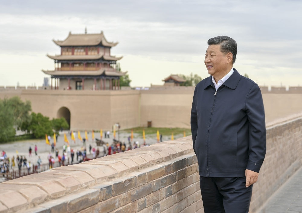 2019年8月20日上午，習(xí)近平總書記來到嘉峪關(guān)關(guān)城，登上城樓察看關(guān)城整體面貌，聽取河西走廊長城、關(guān)隘歷史文化情況介紹。新華社記者 謝環(huán)馳 攝