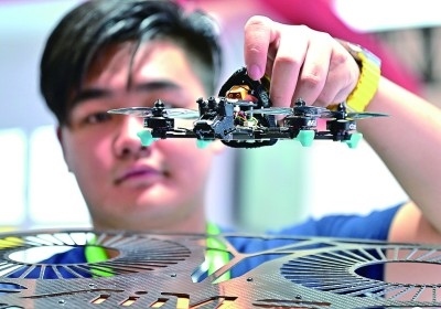 在首屆晉江科技成果轉(zhuǎn)化對接洽談會智能裝備展位，工作人員在展示無人機(jī)研究成果。新華社發(fā)