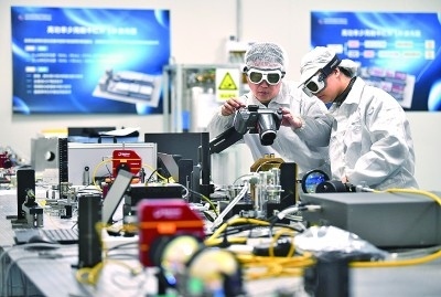 科研人員在中國科學(xué)院西安光學(xué)精密機(jī)械研究所阿秒科學(xué)與技術(shù)研究中心做實驗。新華社發(fā)