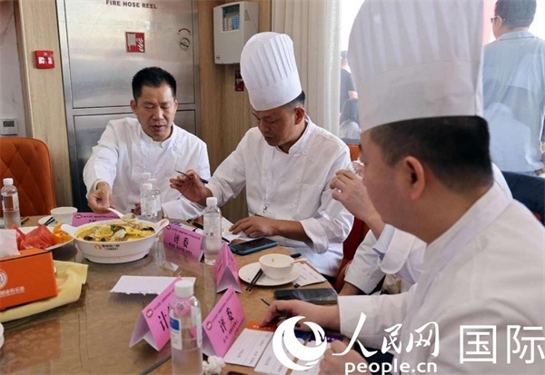 評委正在品嘗菜品并打分。人民網(wǎng)記者 管克江攝