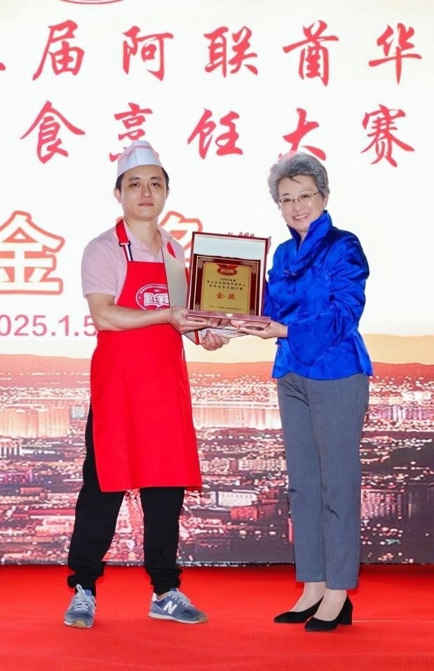 中國駐迪拜總領(lǐng)事歐渤芊（右）為金獎(jiǎng)獲得者頒獎(jiǎng)。主辦方供圖