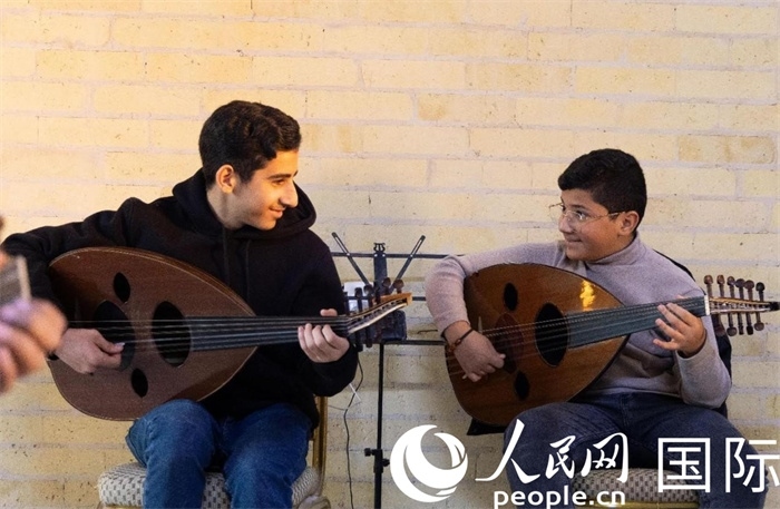 兩名年輕的烏德琴學員。人民網 伊納斯·易卜拉欣攝