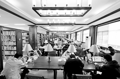 重慶大學圖書館，大學生們正在讀書學習。孫凱芳攝/光明圖片