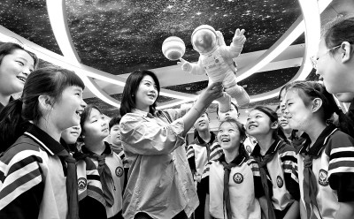 河北省邯鄲市邯山區(qū)實驗小學老師向?qū)W生們介紹航空航天知識。郝群英攝/光明圖片