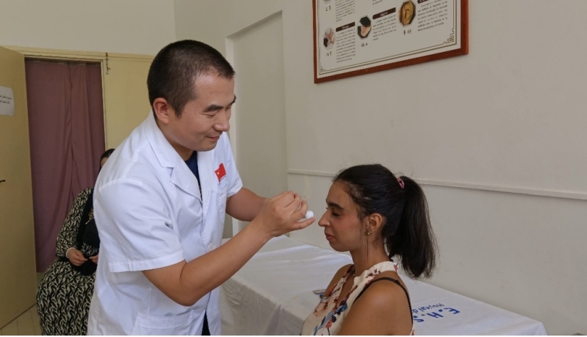 中國(guó)醫(yī)生為患者針灸治療。中國(guó)援阿爾及利亞醫(yī)療隊(duì)供圖