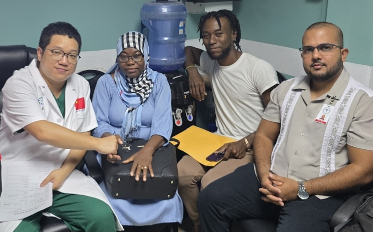 第20期中國援圭亞那醫(yī)療隊成員與患者及其家屬合影。第20期中國援圭亞那醫(yī)療隊供圖