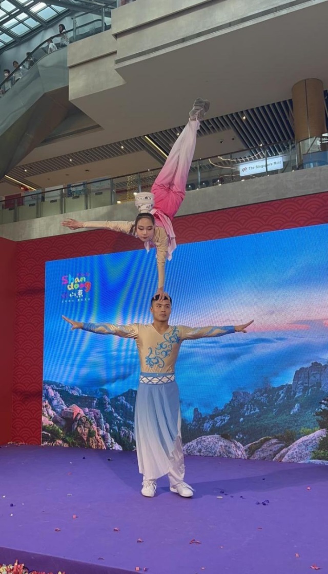 來自中國和新加坡的藝術團體聯(lián)袂表演了歌舞、器樂、武術、雜技等多種形式的文藝節(jié)目?；顒又鬓k方供圖