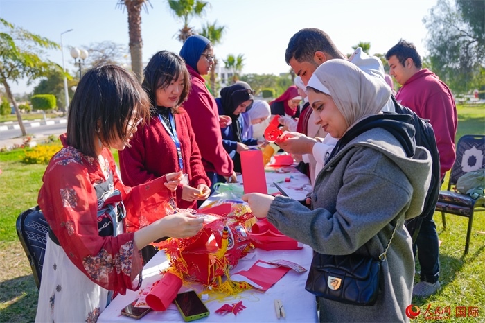 學(xué)生們踴躍參與中國(guó)文化體驗(yàn)活動(dòng)。人民網(wǎng) 塔里克·易卜拉欣攝