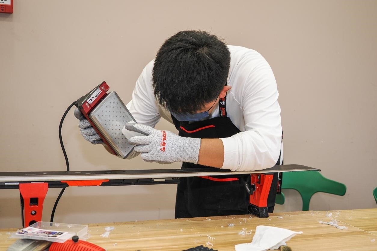 米嘉軒正在給雪板打蠟。受訪者供圖