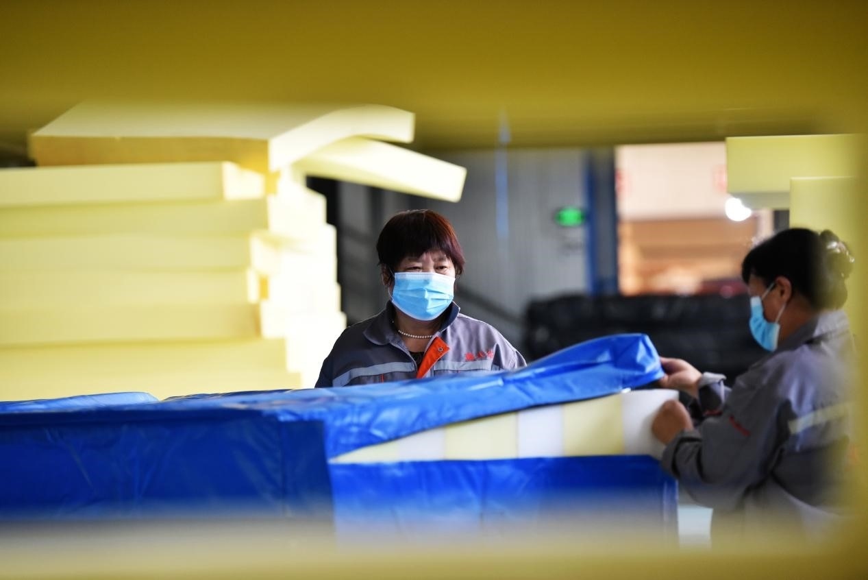 定州市某公司生產(chǎn)的短道速滑防護(hù)墊、速度滑冰防護(hù)墊、雪上防護(hù)墊等產(chǎn)品。白永民攝