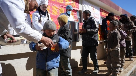 1月14日，廚師們正在給前來用餐的小朋友們打飯。新華社記者 邱星翔 攝