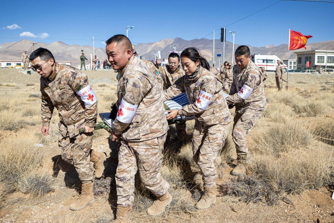 1月9日，日喀則定日縣長(zhǎng)所鄉(xiāng)，西藏軍區(qū)總醫(yī)院醫(yī)療隊(duì)隊(duì)員將受傷村民用擔(dān)架從救護(hù)車準(zhǔn)備抬上直升機(jī)，轉(zhuǎn)運(yùn)至拉薩的西藏軍區(qū)總醫(yī)院救治。人民日?qǐng)?bào)記者張武軍攝