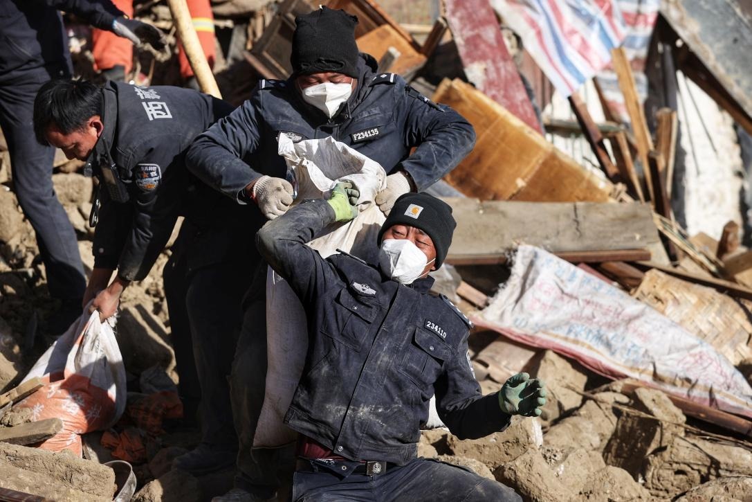 1月9日，定日縣長(zhǎng)所鄉(xiāng)古榮村，日喀則市公安局民警協(xié)助受災(zāi)群眾清理廢墟。 環(huán)球時(shí)報(bào)記者 崔萌攝