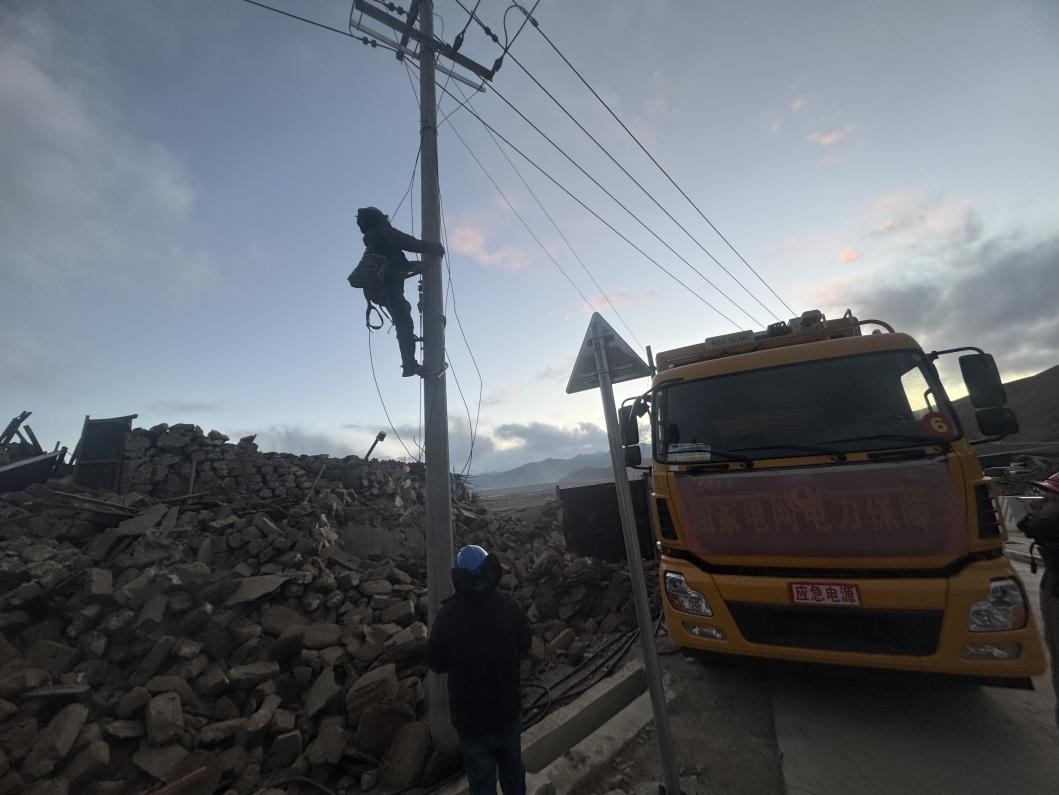 1月10日，定日縣長(zhǎng)所鄉(xiāng)，國(guó)家電網(wǎng)西藏電力員工正在搶修災(zāi)區(qū)受損線路。人民日?qǐng)?bào)記者宋豪新攝