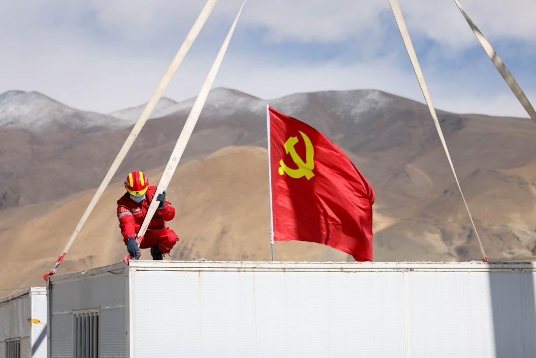 1月13日，定日縣長(zhǎng)所鄉(xiāng)嘎布村安置點(diǎn)，中國(guó)安能三局成都基地支援震區(qū)的黨員突擊隊(duì)隊(duì)員在搭建活動(dòng)板房。人民日?qǐng)?bào)記者張武軍攝