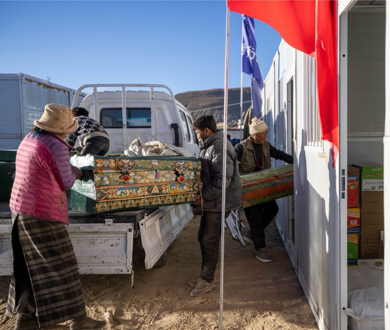 1月11日，西藏定日縣曲洛鄉(xiāng)措昂村，首批入住活動(dòng)板房的村民正在搬運(yùn)物品，為入住做準(zhǔn)備。人民日?qǐng)?bào)記者張武軍攝