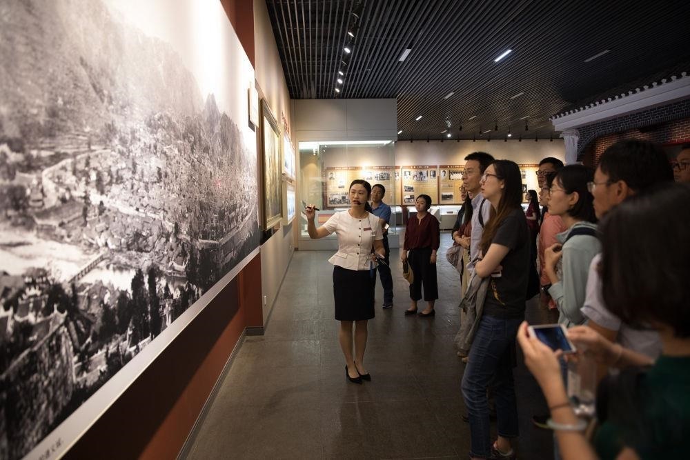 △參觀者在遵義會議紀(jì)念館聽取介紹。