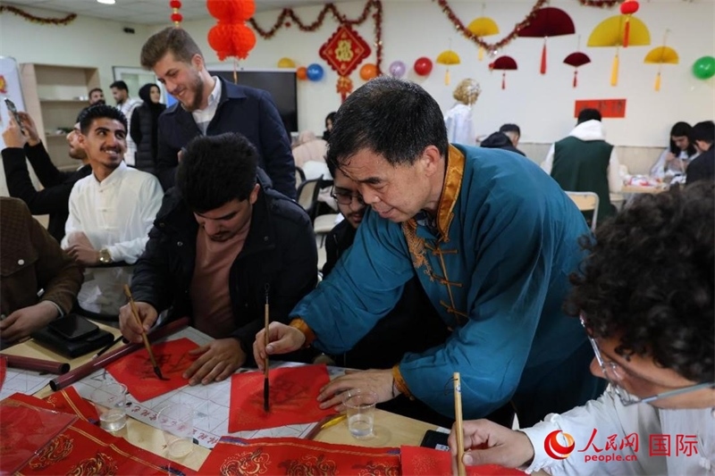 寫福字。人民網(wǎng)伊納斯·易卜拉欣攝