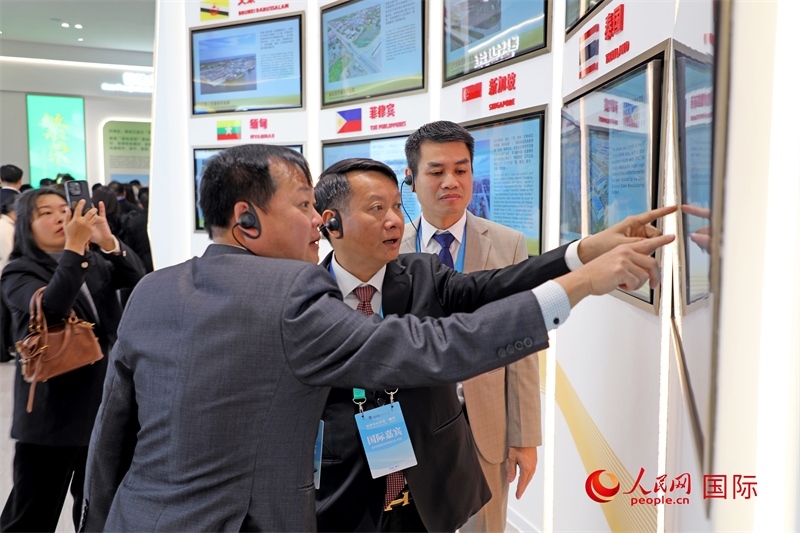 越南參會(huì)代表在南寧國(guó)際會(huì)展中心參觀。人民網(wǎng)記者 趙益普攝